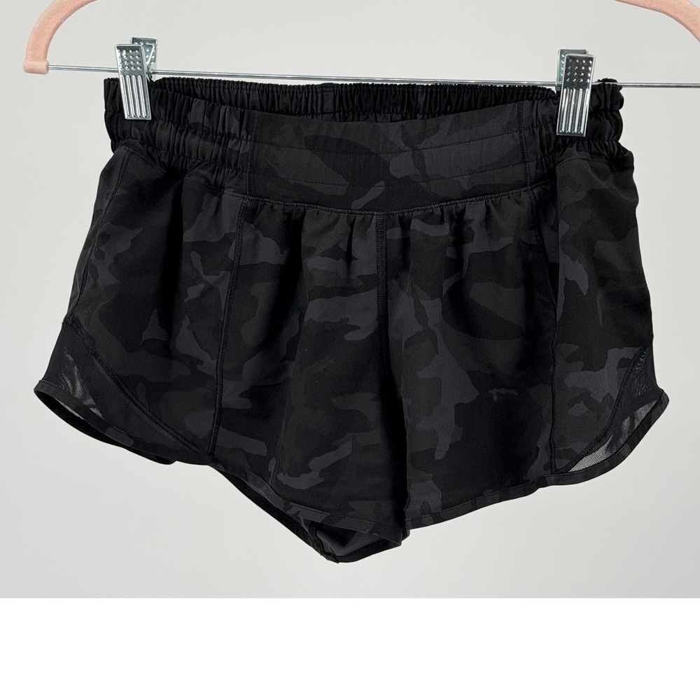 Lululemon Hotty Hot Short II Womens 4 Black Camo 2.5 Low Rise Lined
